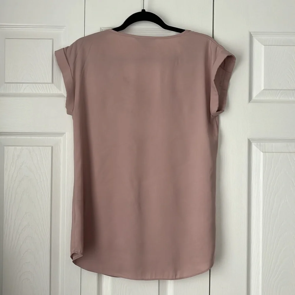 ๐ฐ3/$25 BUNDLE ๐ฐ Pretty V-Neck Express Top ๐ผ - Picture 4 of 4